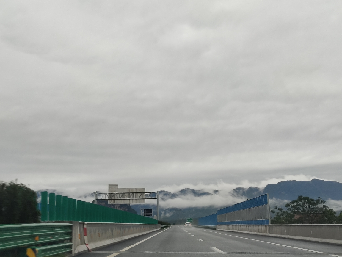 雨天的高速路上