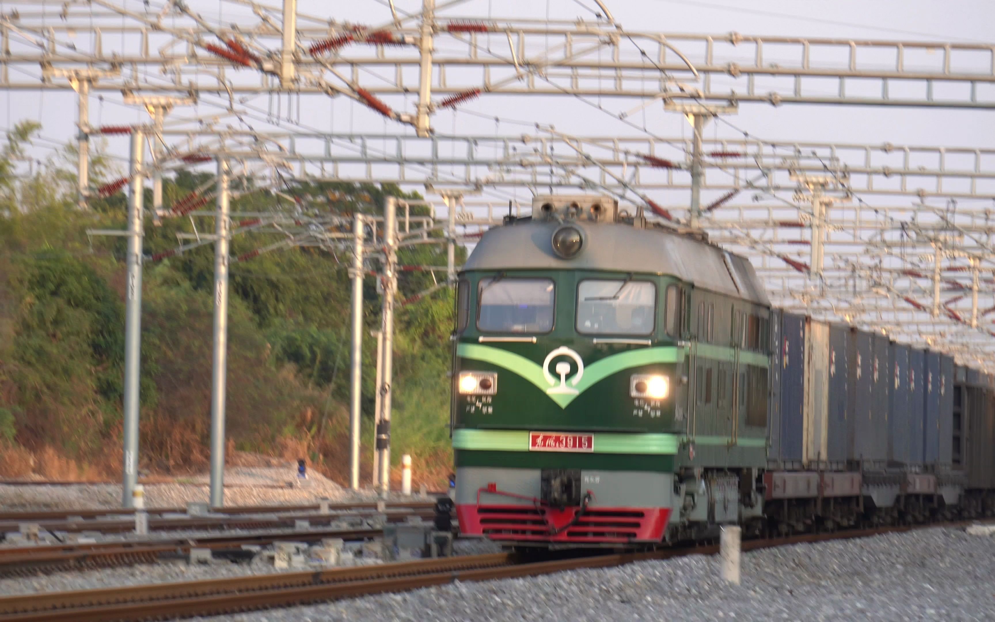 【4k】[中国铁路] df4b-3915牵引41159次摘挂列车接近茂名站_哔哩哔哩