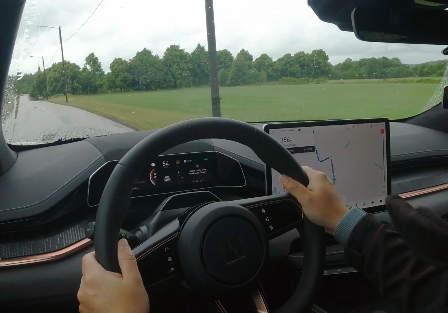 西班牙车评人第一视角驾驶极氪001 pov