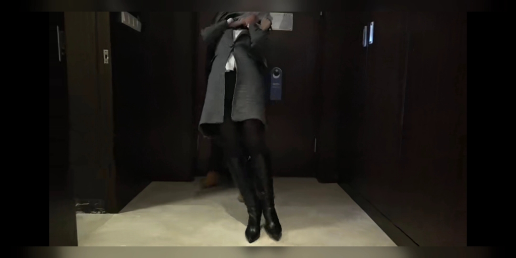 长靴女出差回到酒店被迷晕