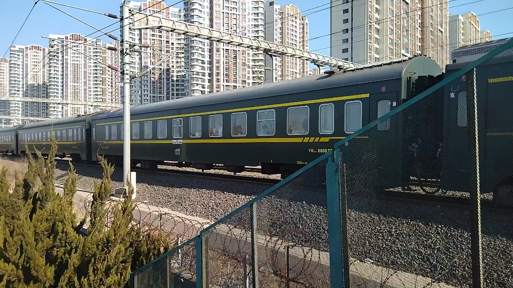 金温铁路车底k1052正点,从青岛北发车.