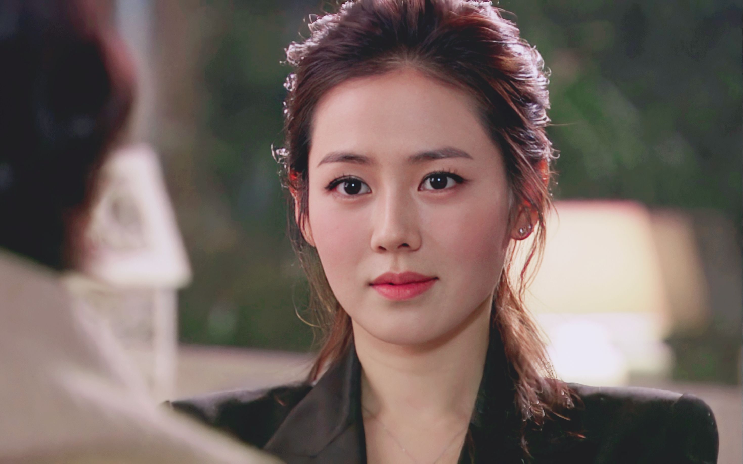 才发现原来孙艺珍早就在玄彬的秘密花园里面客串过了,真· 倾城一笑