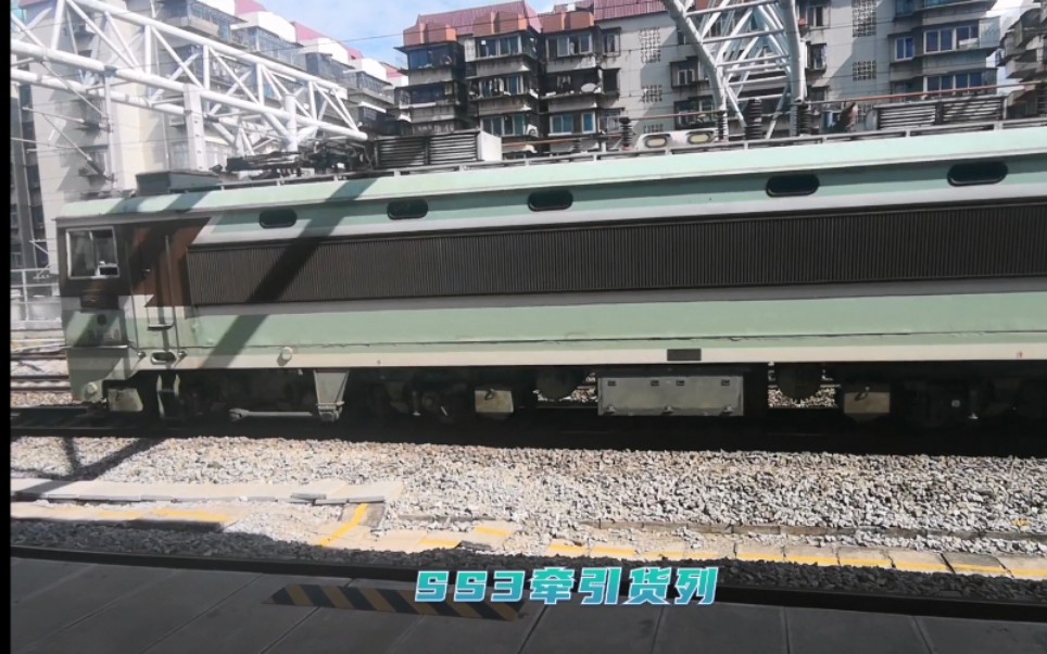 兩個時代在此交匯ss38045牽引貨運列車交會crh2e老2e2129擔當的d3810