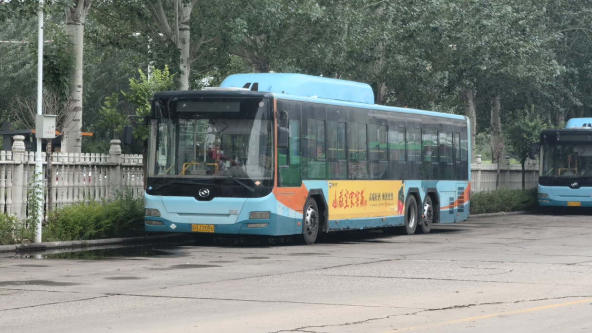 承德公交9路黄海三轴驶出南互通停车场