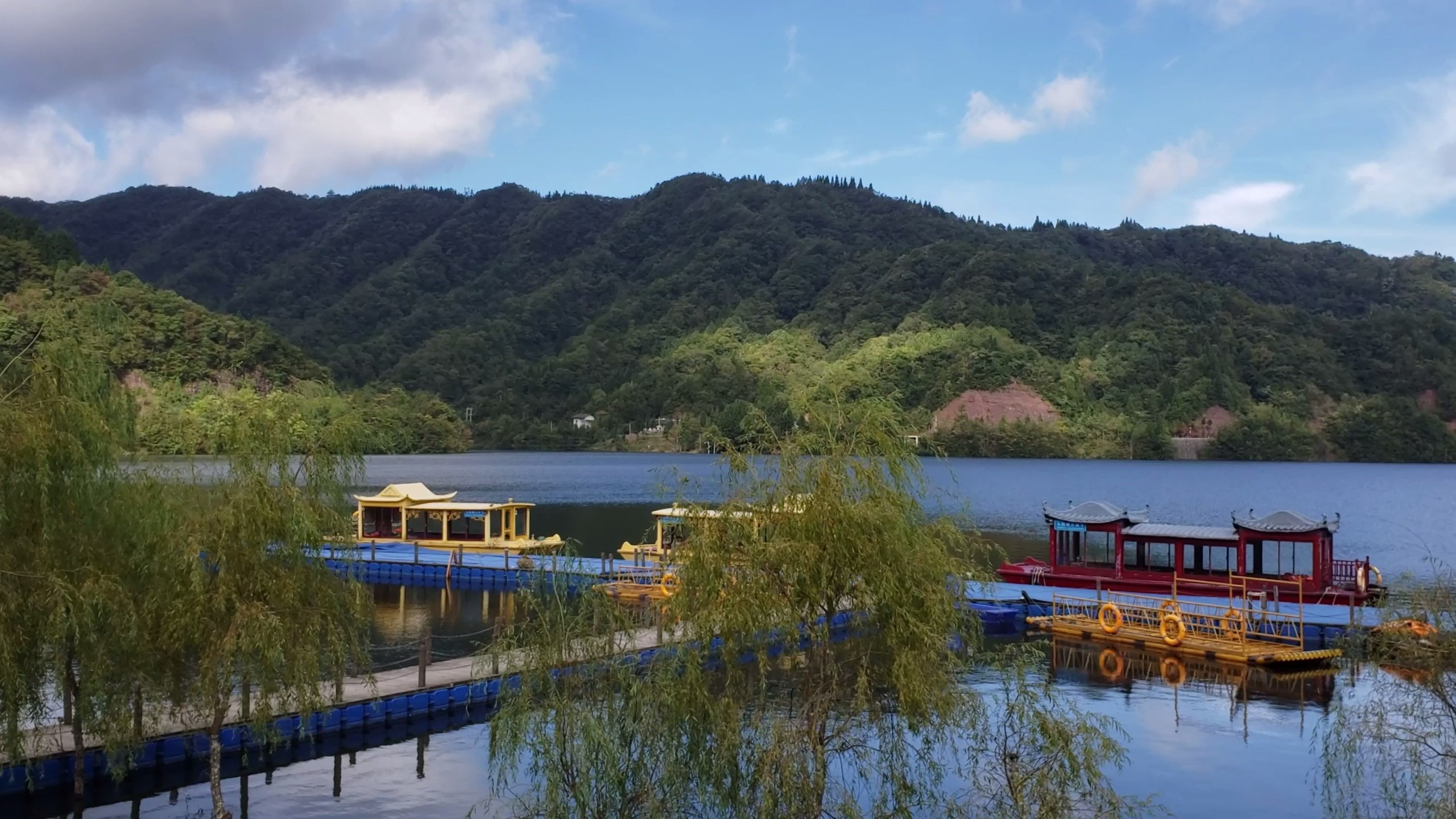 宁静的湖泊-黄水镇的太阳湖月亮湖