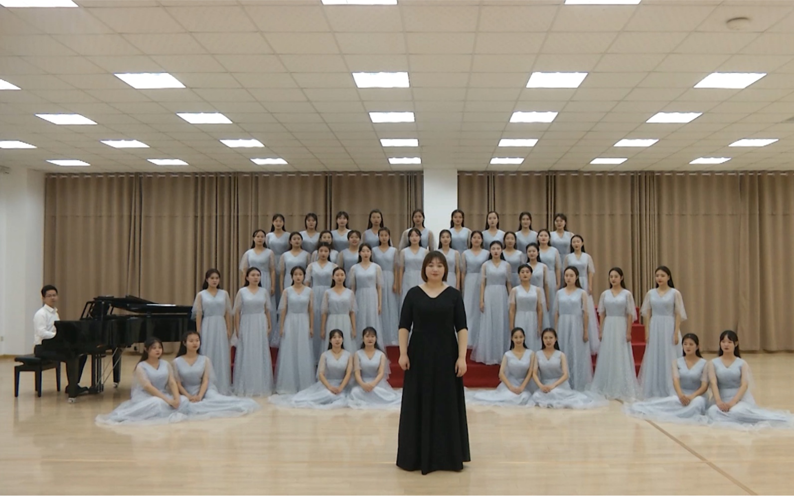 [图]青岛黄海学院学前教育学院大学生艺术展参赛作品-合唱《花树下》