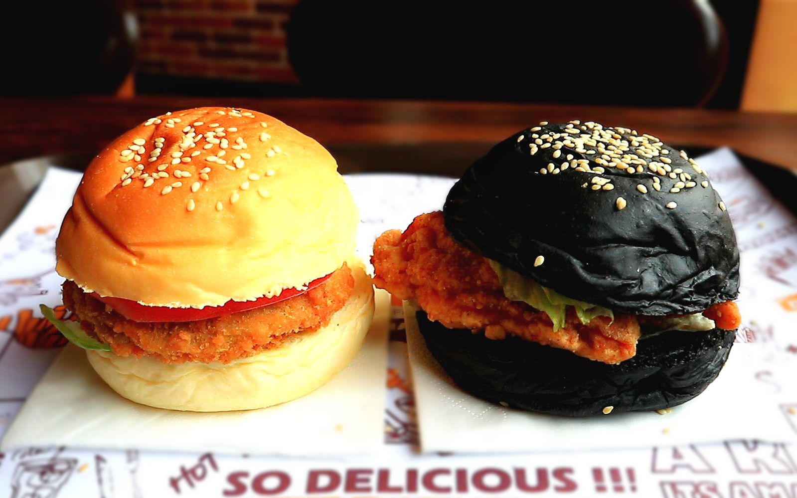 黑色的爆浆鸡排汉堡12块钱两个真的很好吃
