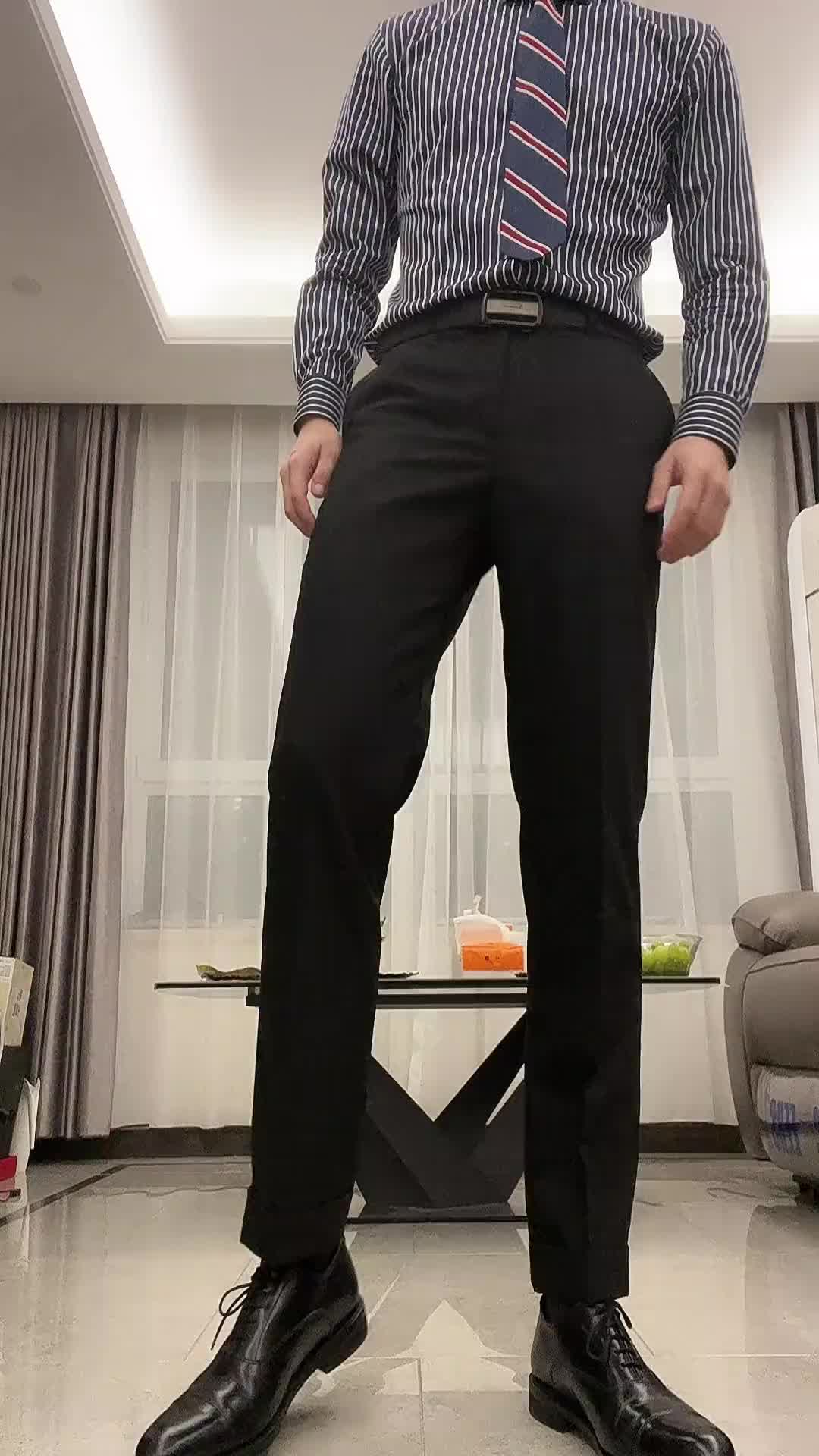 春节彩蛋三十的人扭成这样也是不容易正装男扭胯舞正装扭动小蛮腰