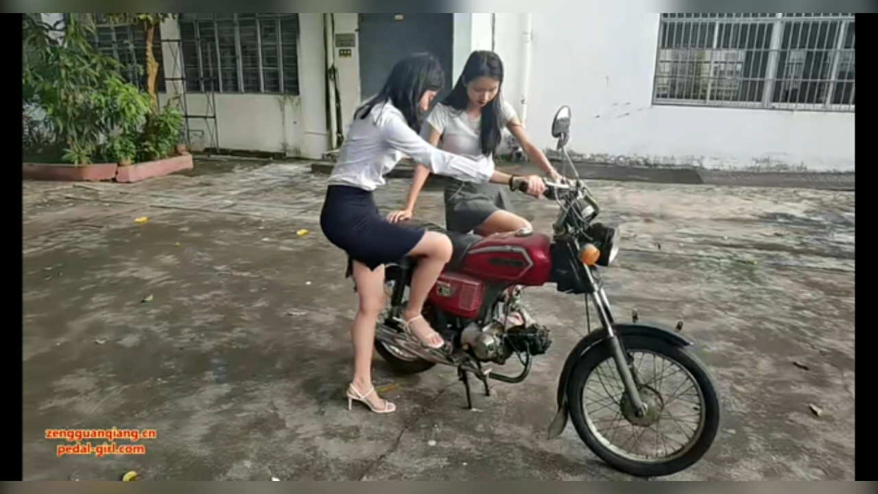 2美女踩发轰油男装摩托车