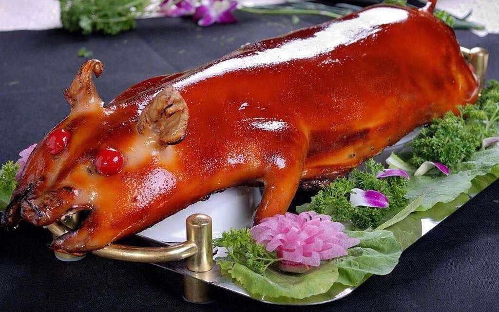 老刘花229买一整只小乳猪,丢进烤箱2小时,切开的一瞬间流口水!