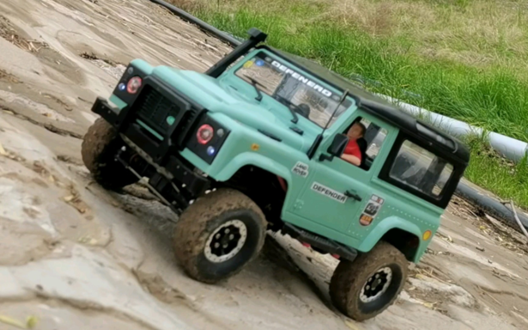 莽牛d90路虎卫士 上河堤