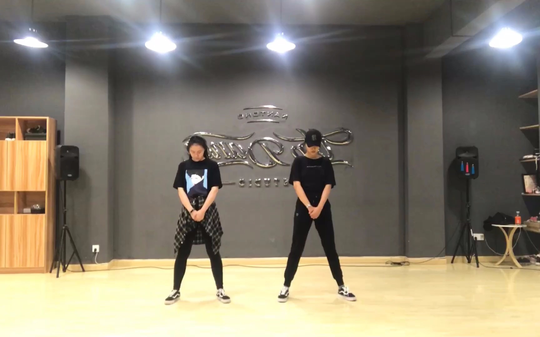 [图]Mu&Rh Dance Cover B**ch Better Have My Money（BLACKPINK出道前练习室编舞）