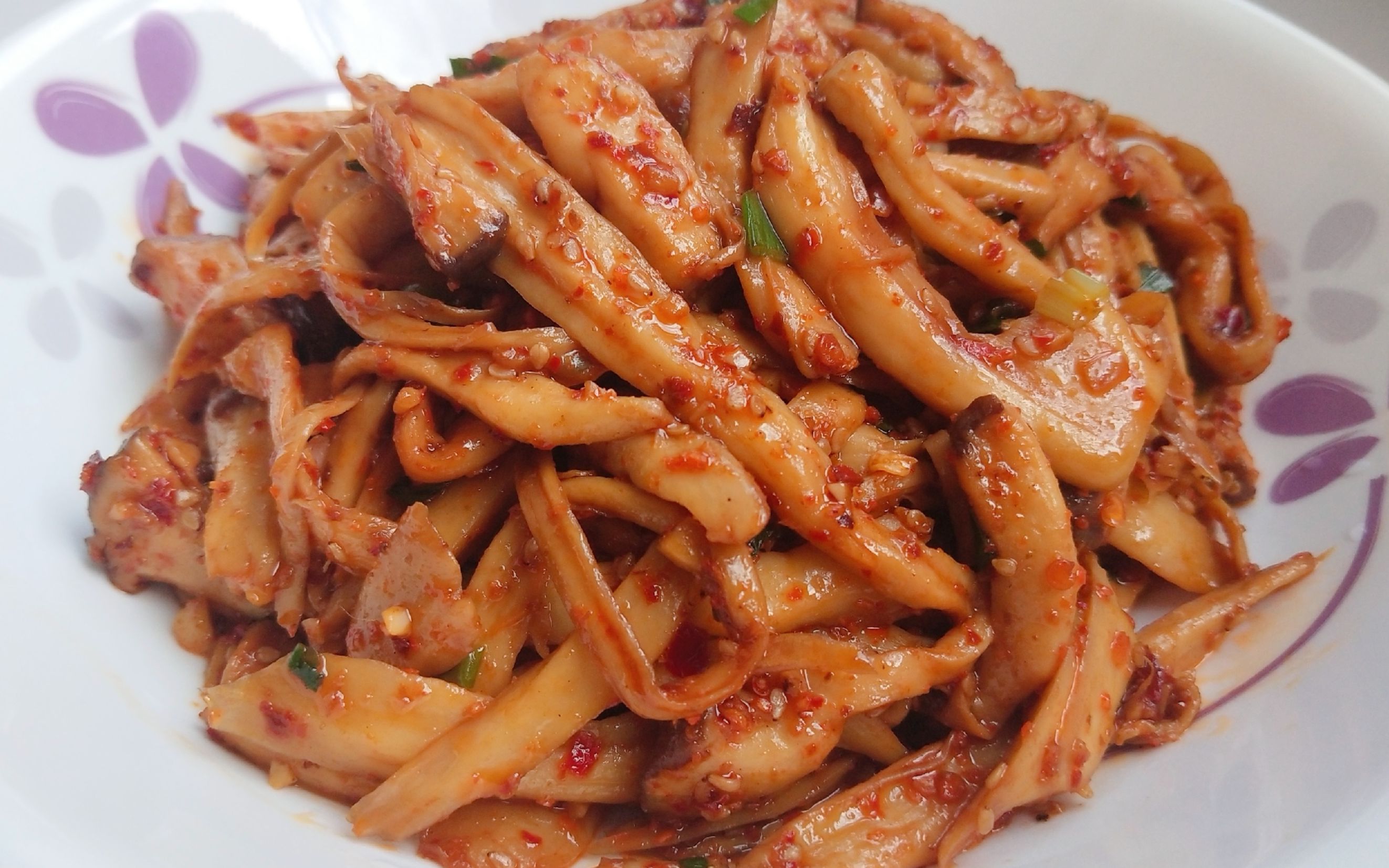 手撕杏鲍菇这种做法,操作简单,麻辣鲜香,好吃到放不下筷子!