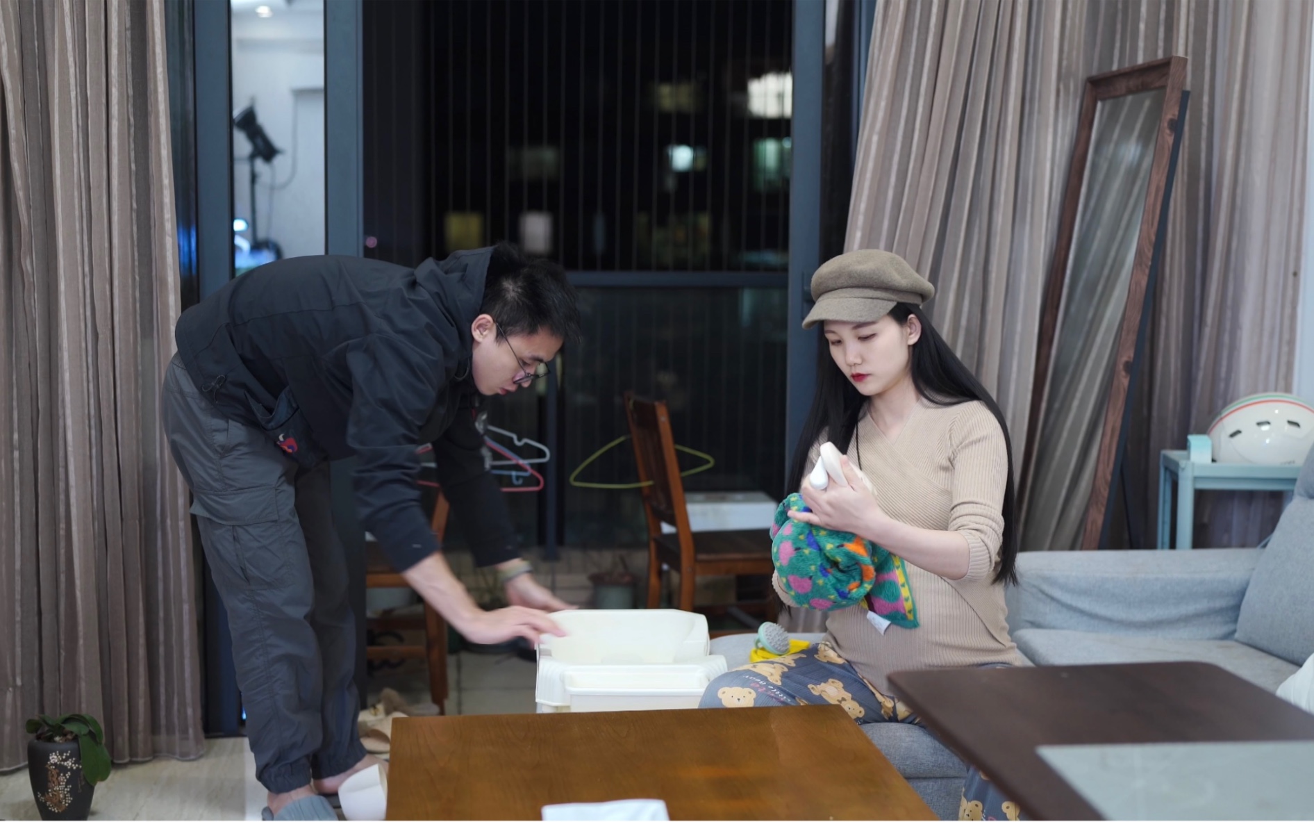 小树孕晚期了,齐腰长发一定要剪吗?弯腰洗头难,老公贴心解围