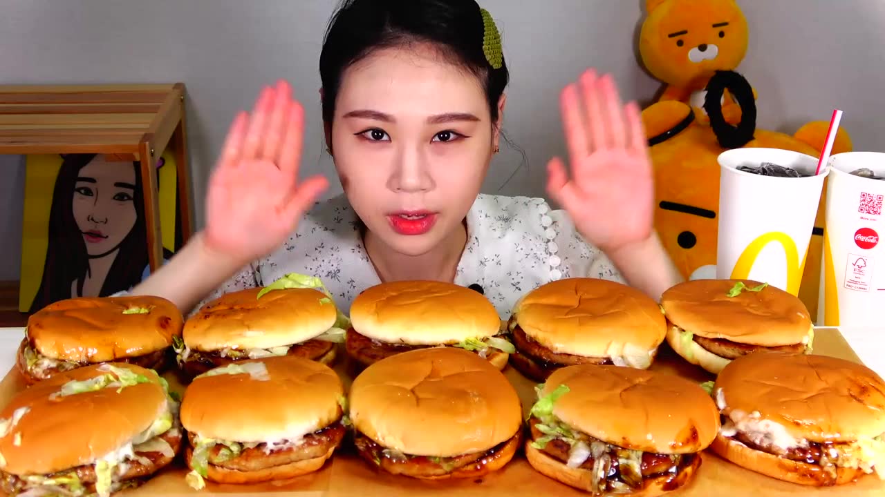 【韩国吃播fran】卡妹吃10个麦当劳烤肉汉堡!名副其实的大胃王