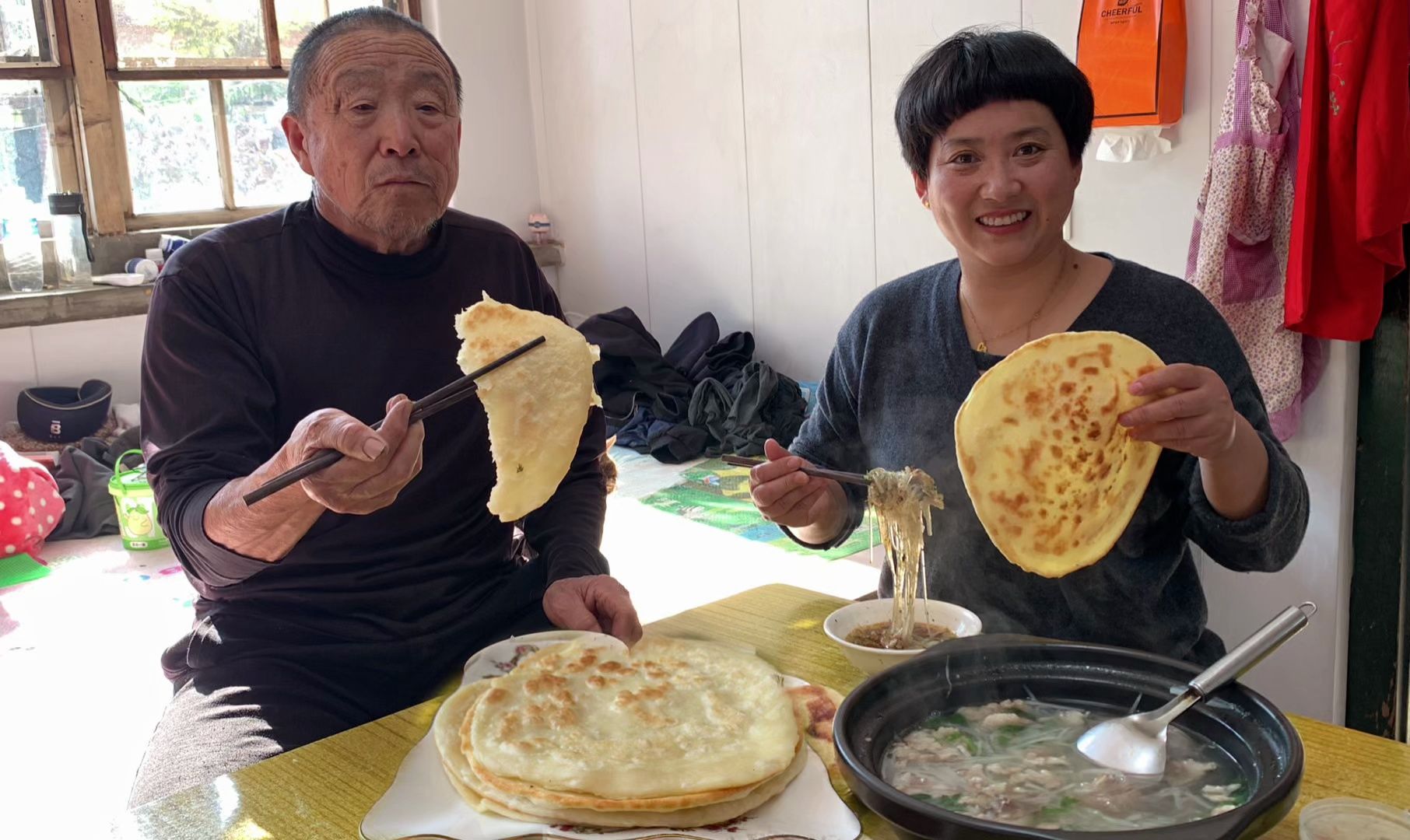 天冷来一碗热气腾腾的羊肉汤,从舌尖暖到胃里,这就是幸福的味道哔哩哔哩bilibili