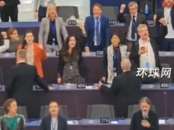 Video herunterladen: 怒怼冯德莱恩、反对对华加税，欧尔班欧洲议会发言结束后，现场议员们起立气氛嗨爆了，有人热烈鼓掌，有人高唱歌曲《啊，朋友再见》