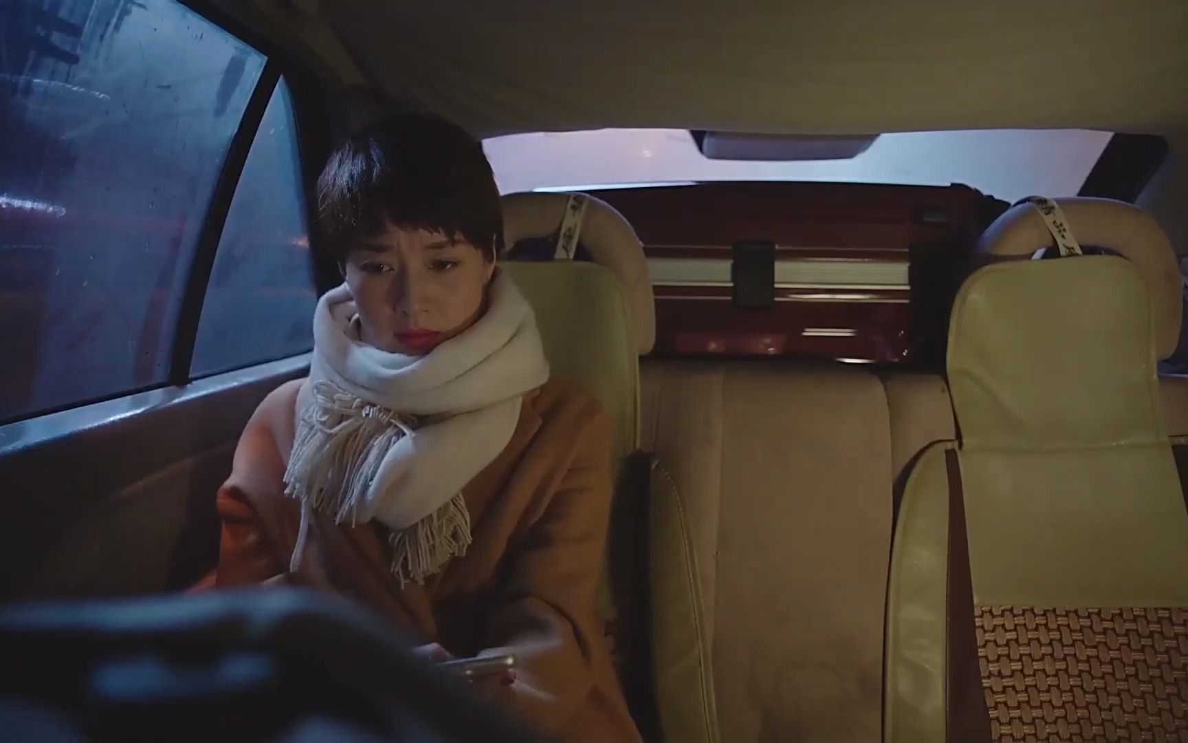 贺涵冒雨去接她,不料却擦肩而过[视频类型] 影视剪辑#我的前半生,马伊