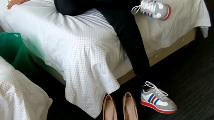 这个姑娘和闺蜜试穿高跟鞋,不小心把脚崴了