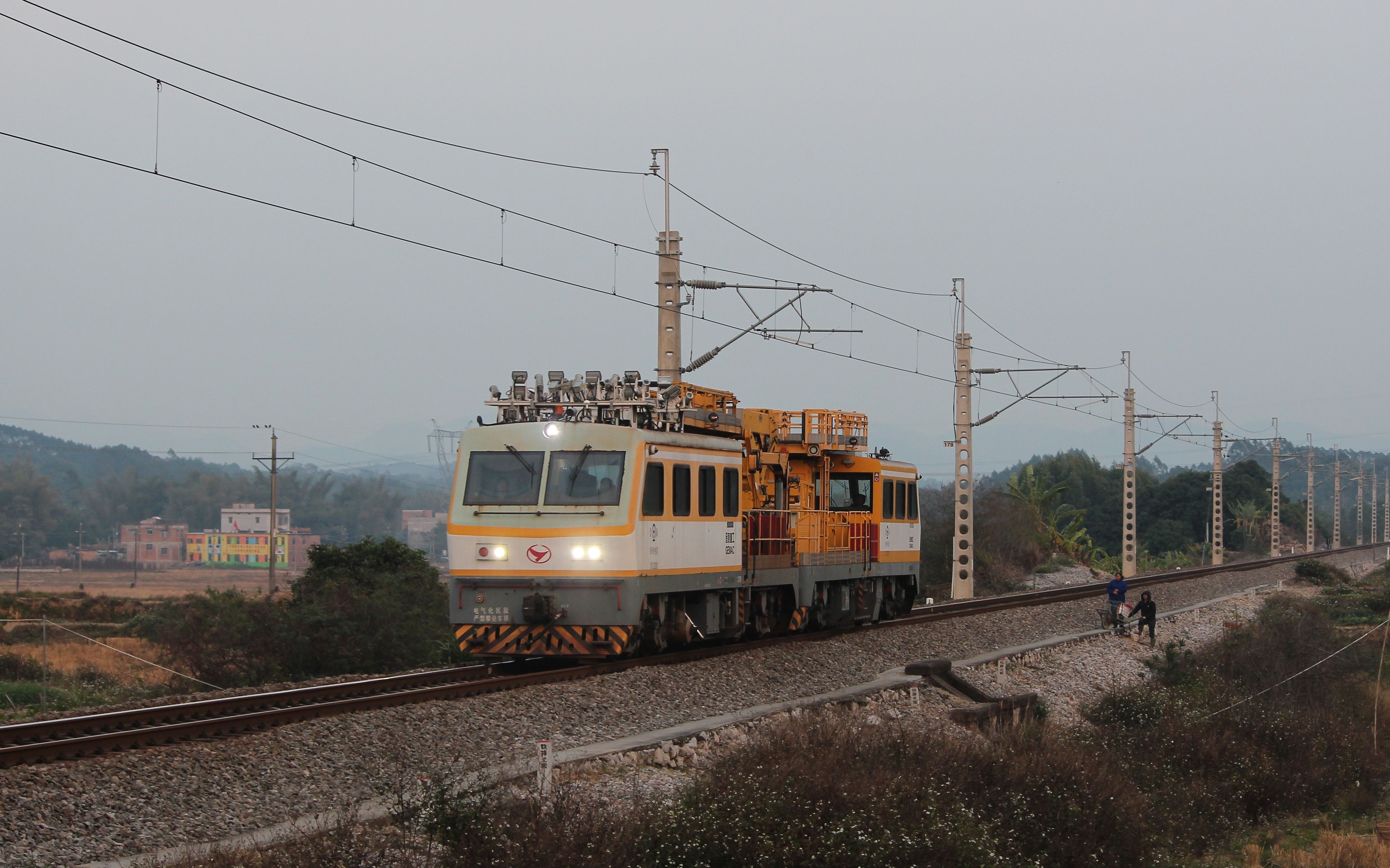铁路的秘密轨汽接触网检查车