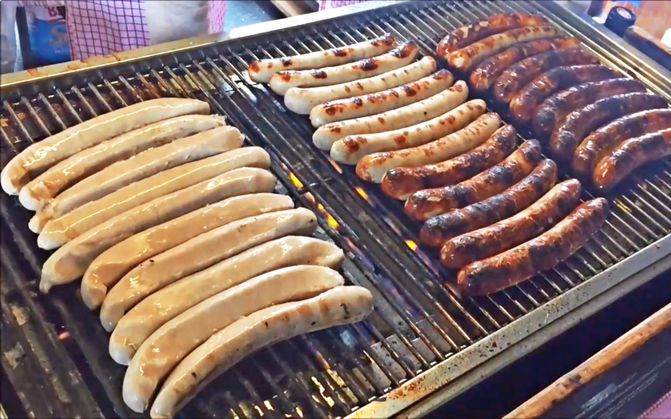 超级好吃的烤德国香肠热狗 这么美味的街头美食不容错过