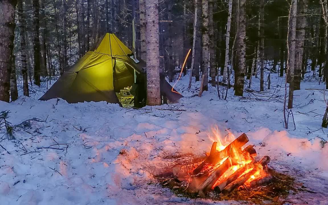 野外生存雪地过夜图片