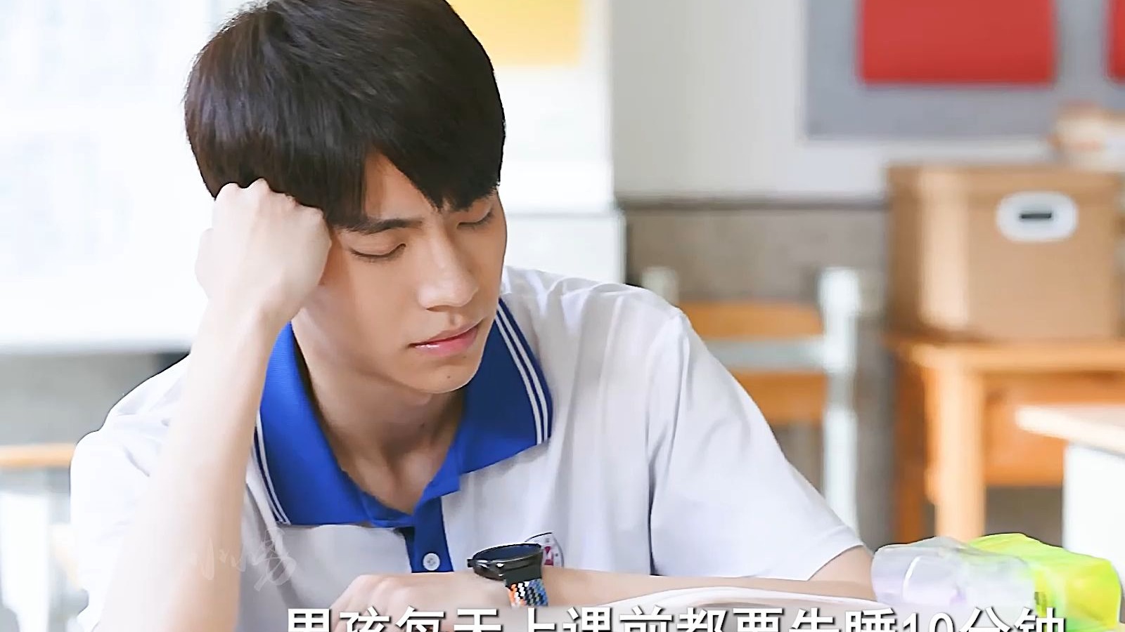 学渣每天上课睡觉，老师却拍手叫好