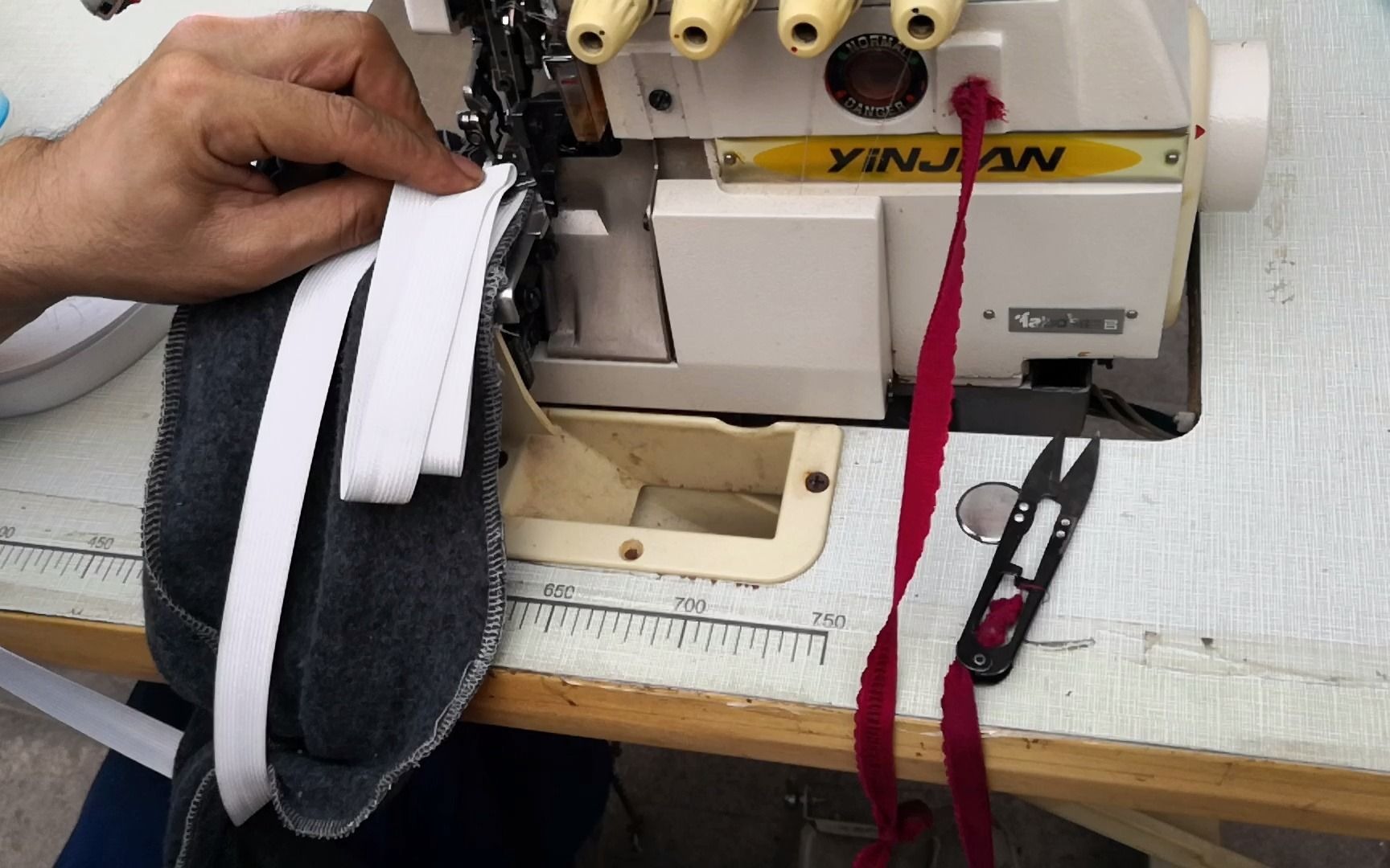 服装厂师傅教我保暖裤上松紧带的方法