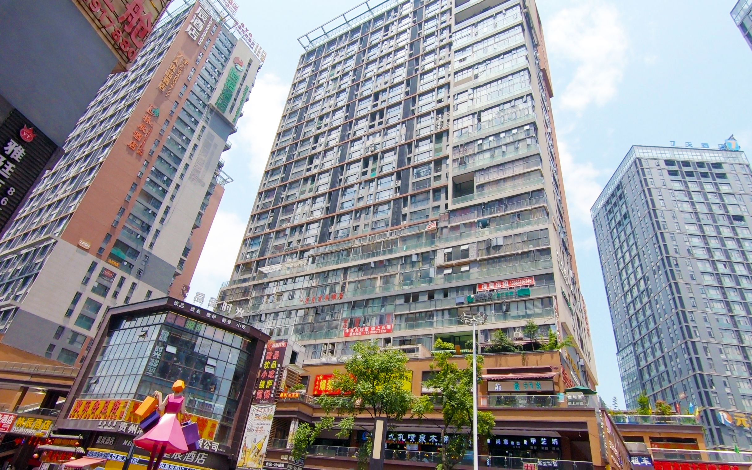 贵州贵阳这里的公寓楼外挂满了招牌楼里全是酒店100元很便宜