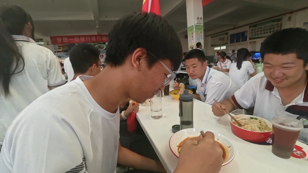 二中食堂惊现咸鱼梦想家