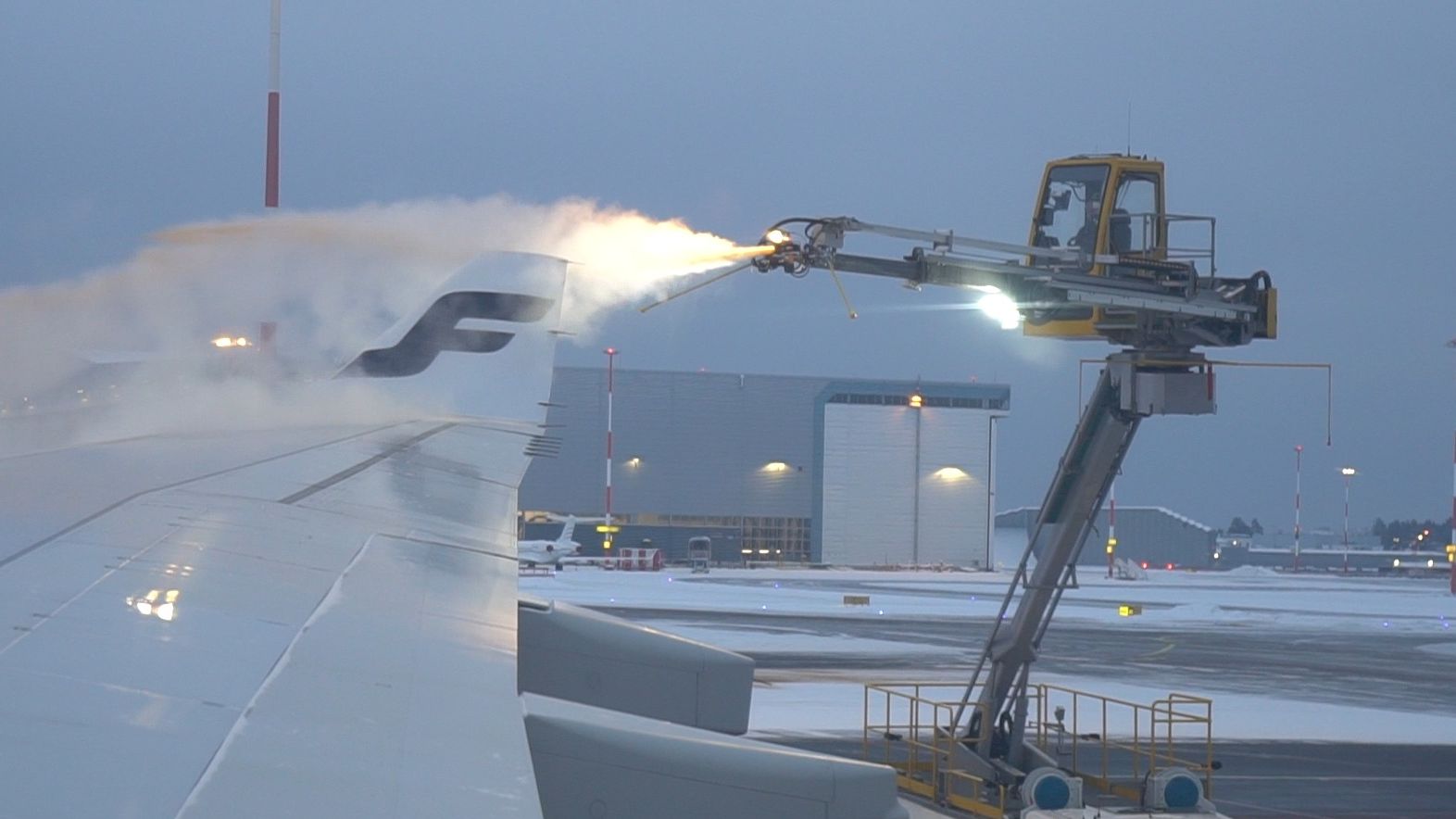 冰雪地狱·全机械化除冰车】芬兰航空a330接收除冰作业 @赫尔辛基机场