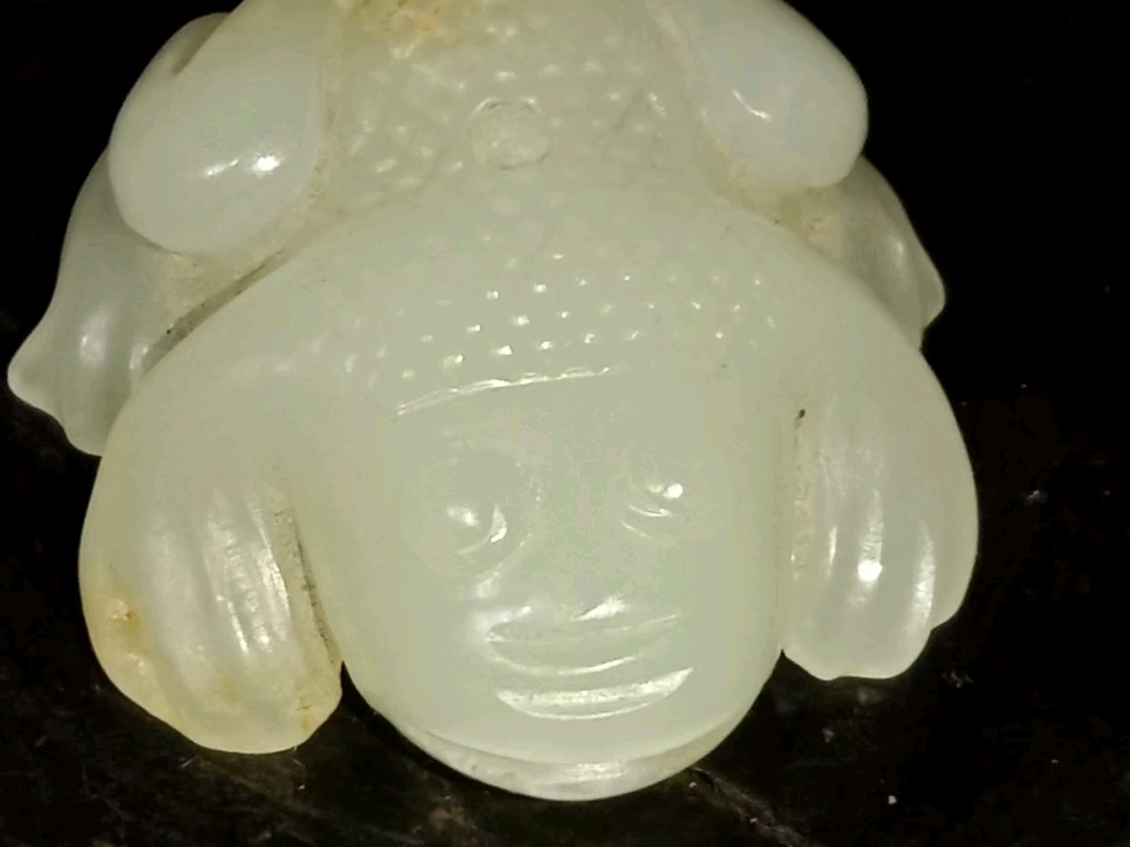 晶莹剔透的玉蛙,局部有土沁