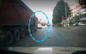 Tải video: 我们千万不能在大货车前面急刹车