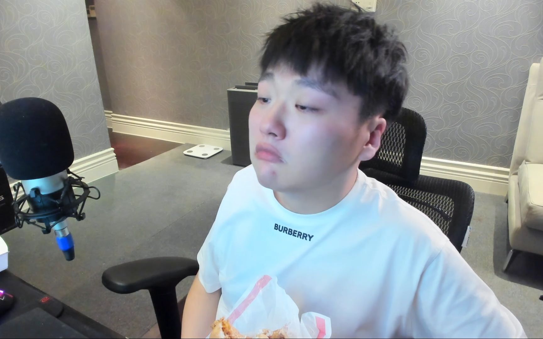 【zard】庆祝减肥成功,吃一口汉堡,吃到流泪.