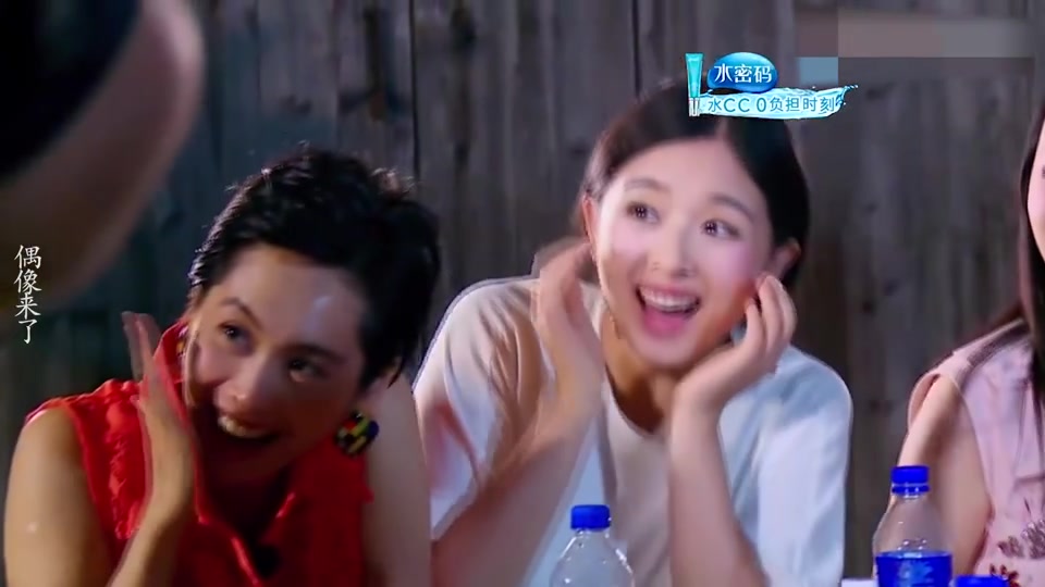 何炅赵丽颖关系有多好?两人一见面就拥抱,吃同一个枣画面太美好!