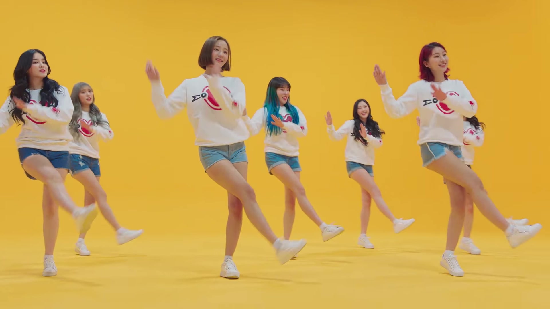 [图]【MV】MOMOLAND 再添神曲《BANANA CHACHA》！全程洗脑！