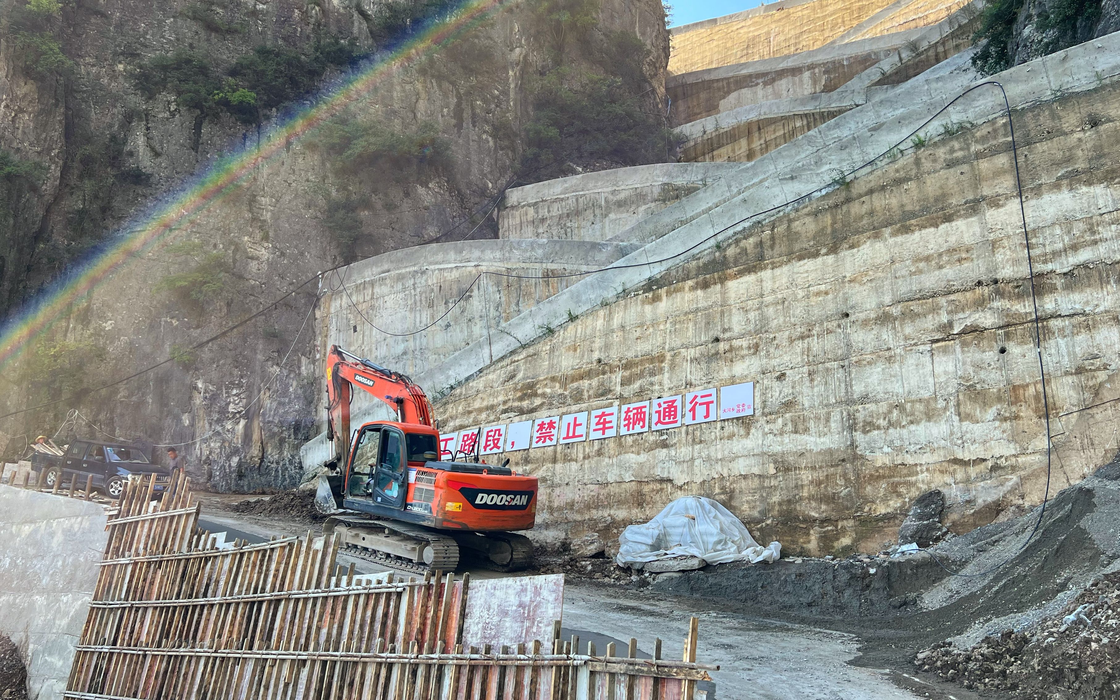 重庆巫溪令牌石公路入口加宽完成,第一个回头弯道,终于可以一把过了哔哩哔哩bilibili