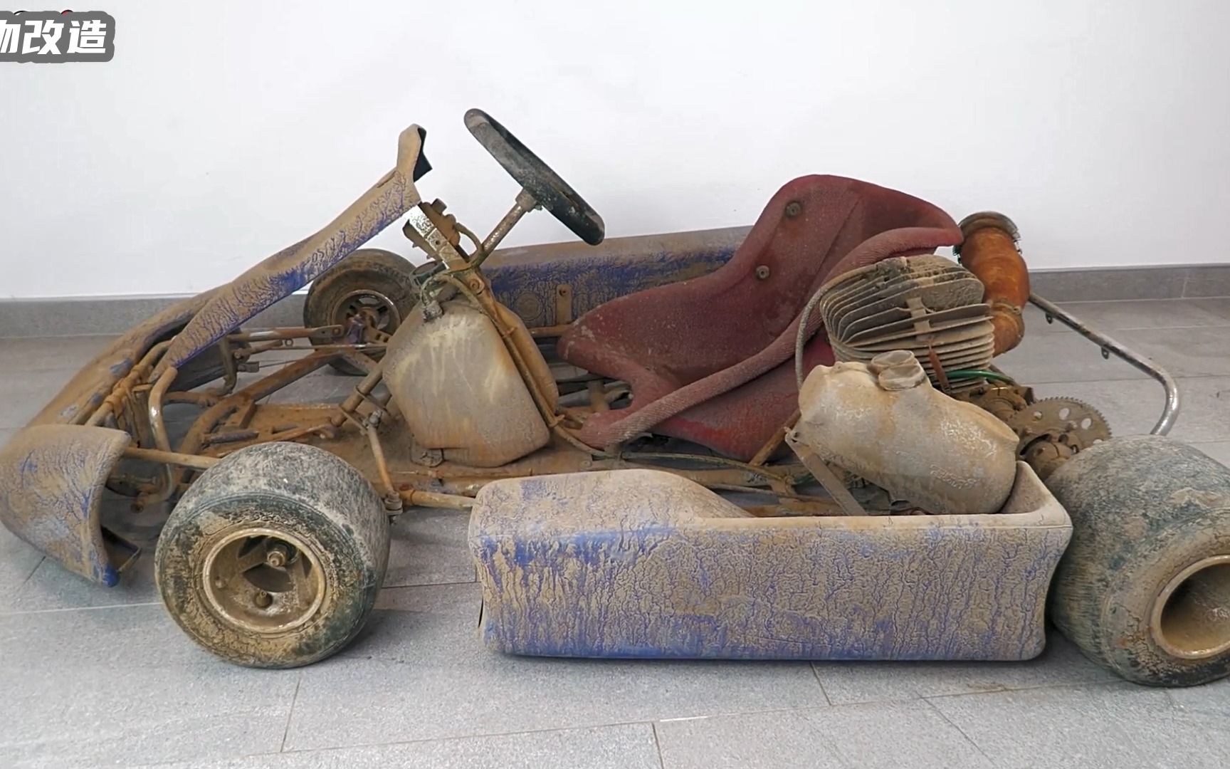 大神修复破烂的卡丁车,过程非常的解压,完成之后酷爆了