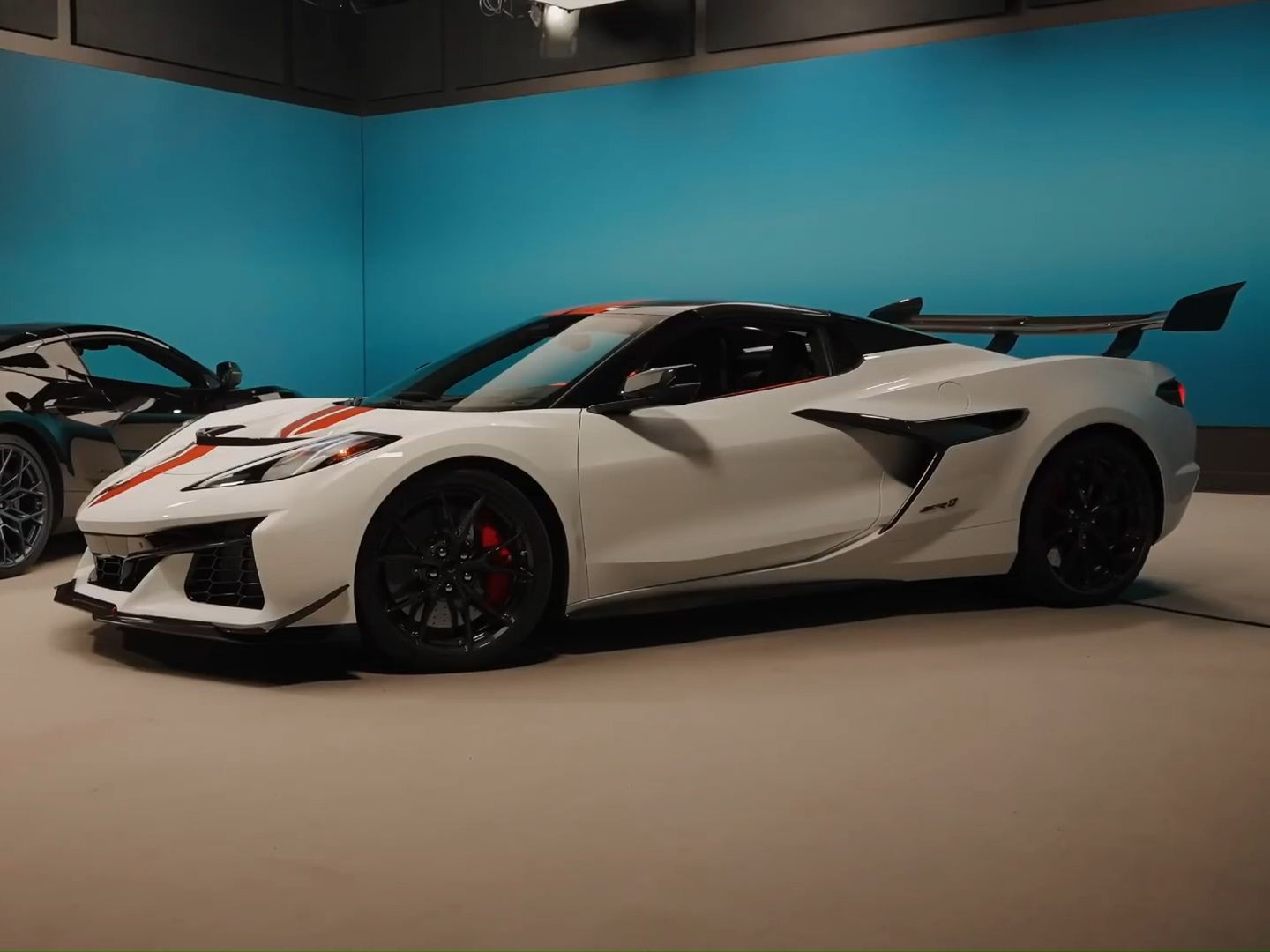 【英文中字】首次亮相:2025款克尔维特zr1,1064马力,涡轮增压,215英里