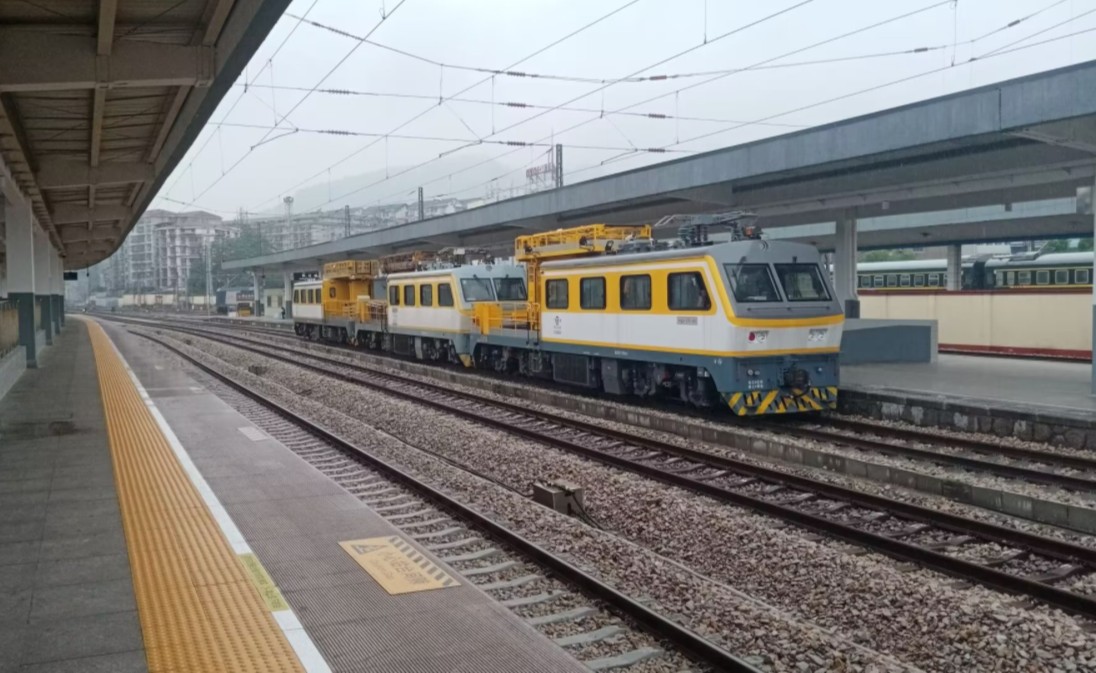 【怀化站】3台金鹰快速通过怀化站6站台