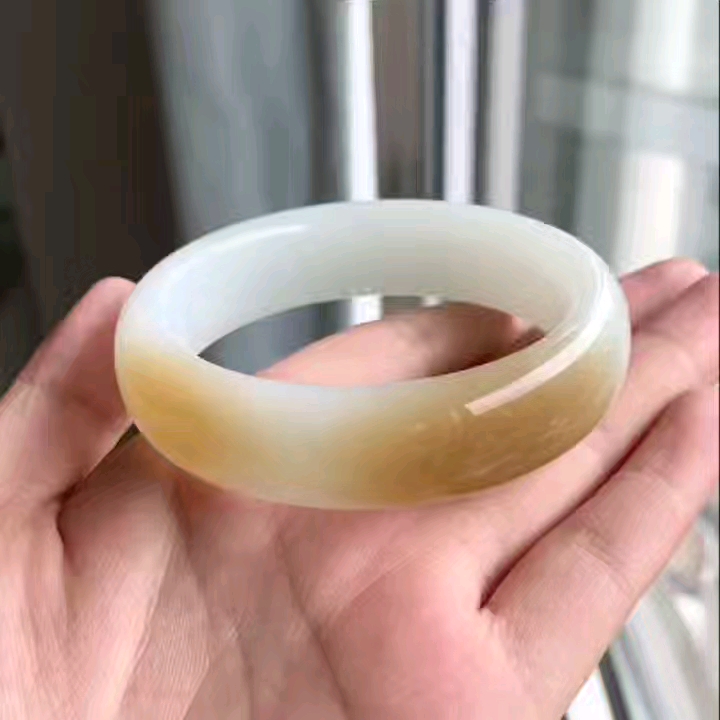 和田玉糖白玉手镯56口径,精品老坑料,油膏级美物,肉质油润细腻,黄金糖