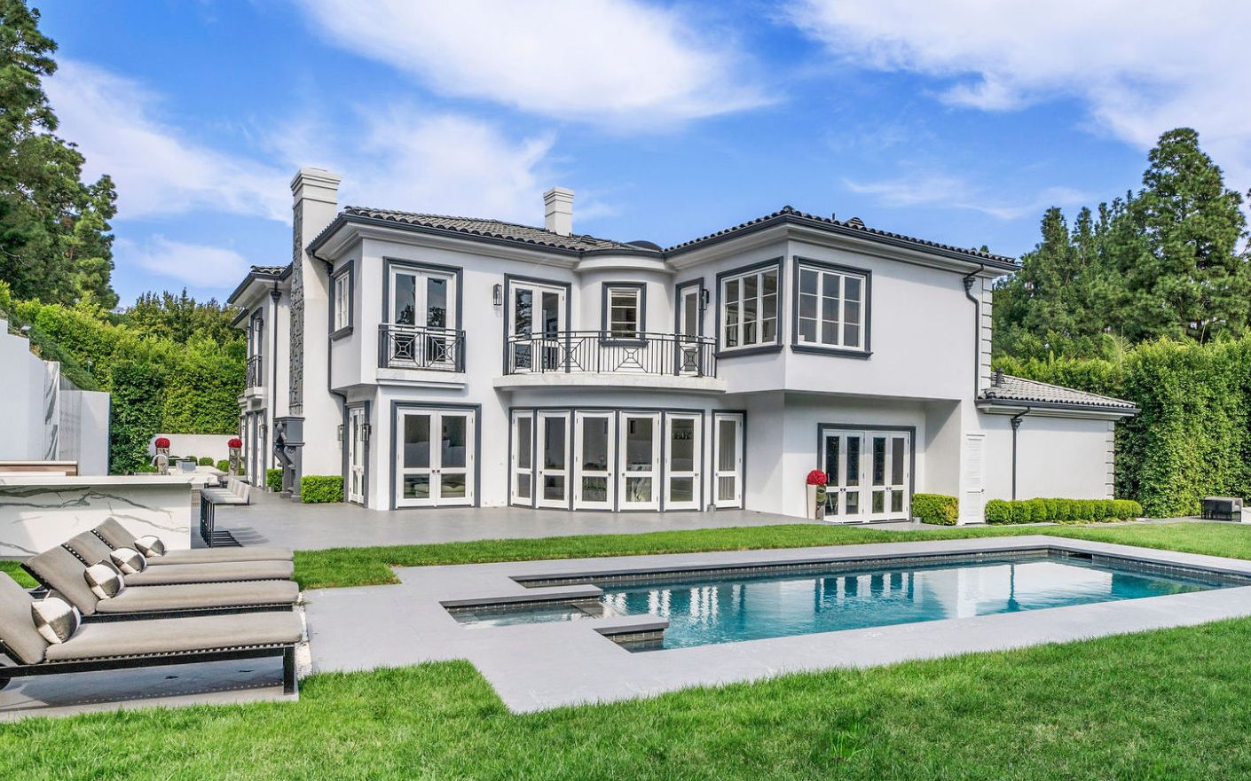 在洛杉矶比佛利山庄的一座白色的过渡风格别墅1041laurelwaybeverly