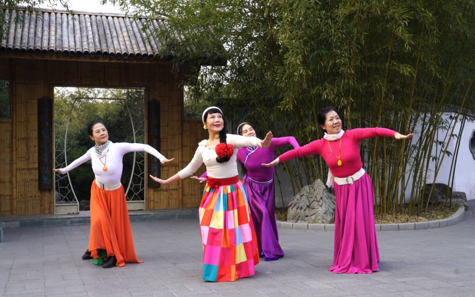 广场舞《鸿雁》杜老师领舞,歌醉舞美人更美