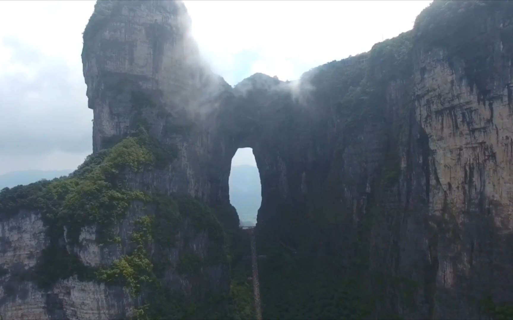 航拍张家界天门山,吞云吐雾哔哩哔哩bilibili