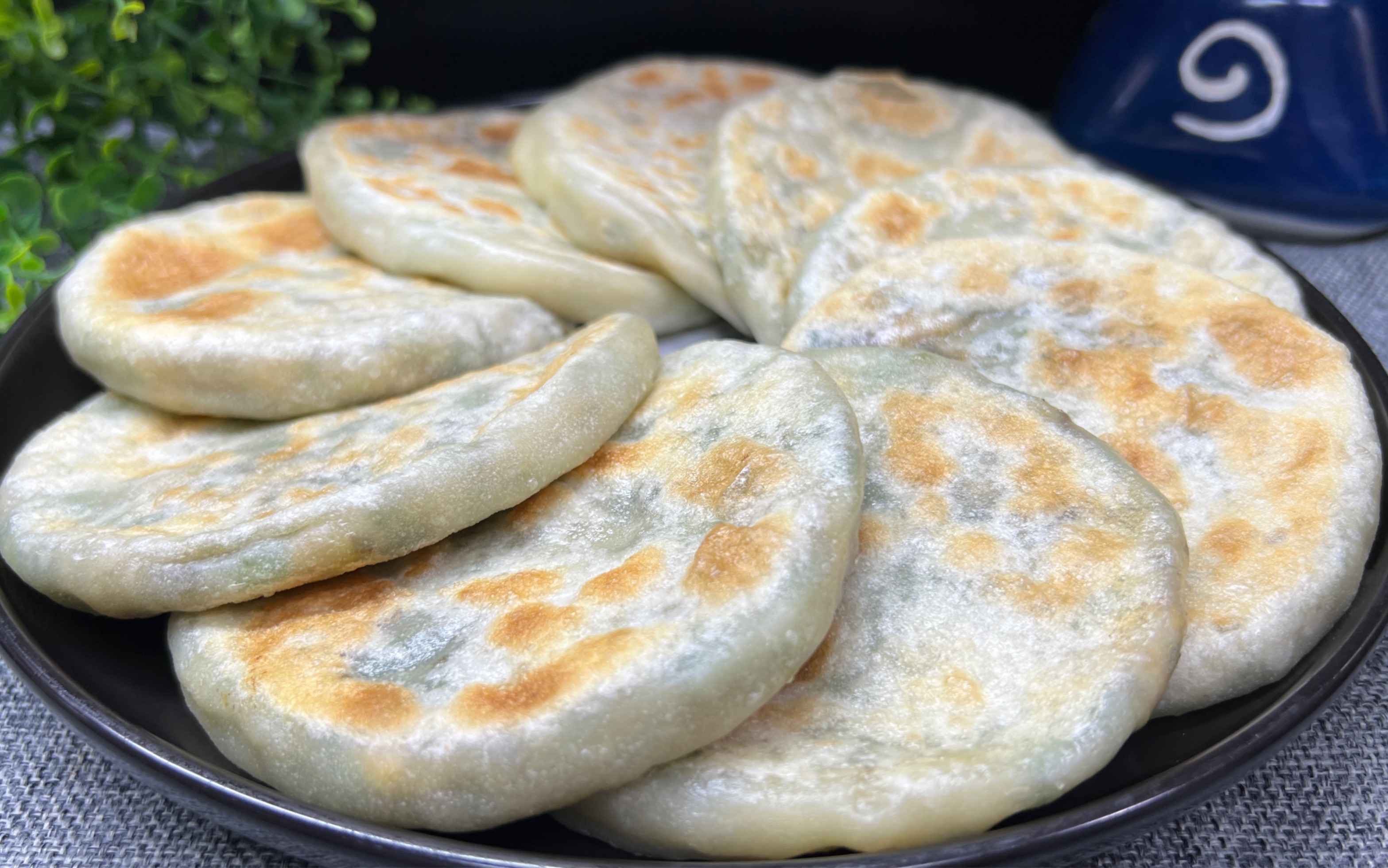 韭菜盒子最好吃的懒人新做法,不擀皮省时省力,皮薄馅多凉不硬