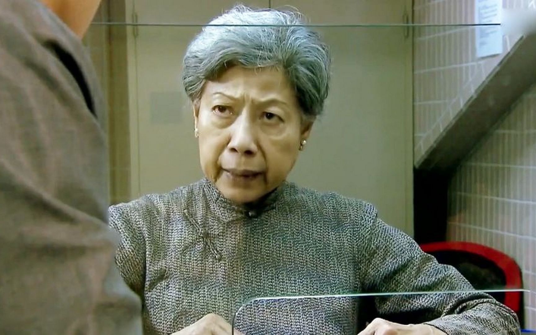 香港鬼片小伙不听龙婆的话非要坐鬼的座位这不是找死吗