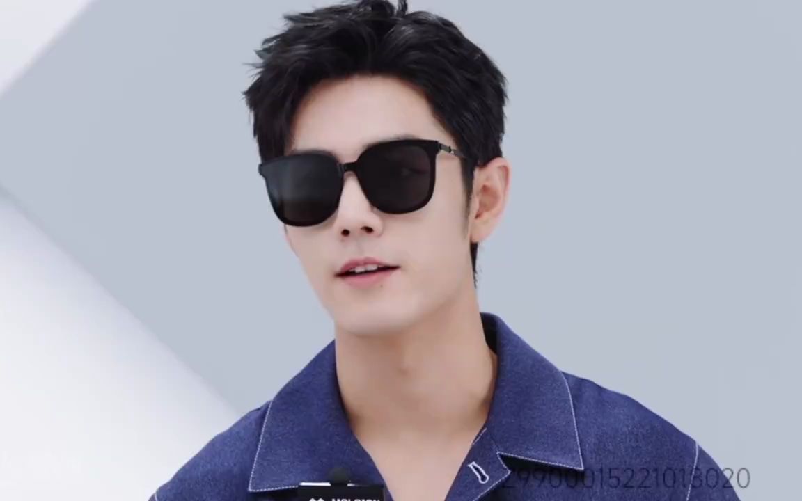 【肖战陌森直播】戴墨镜肿么回事,有点可爱