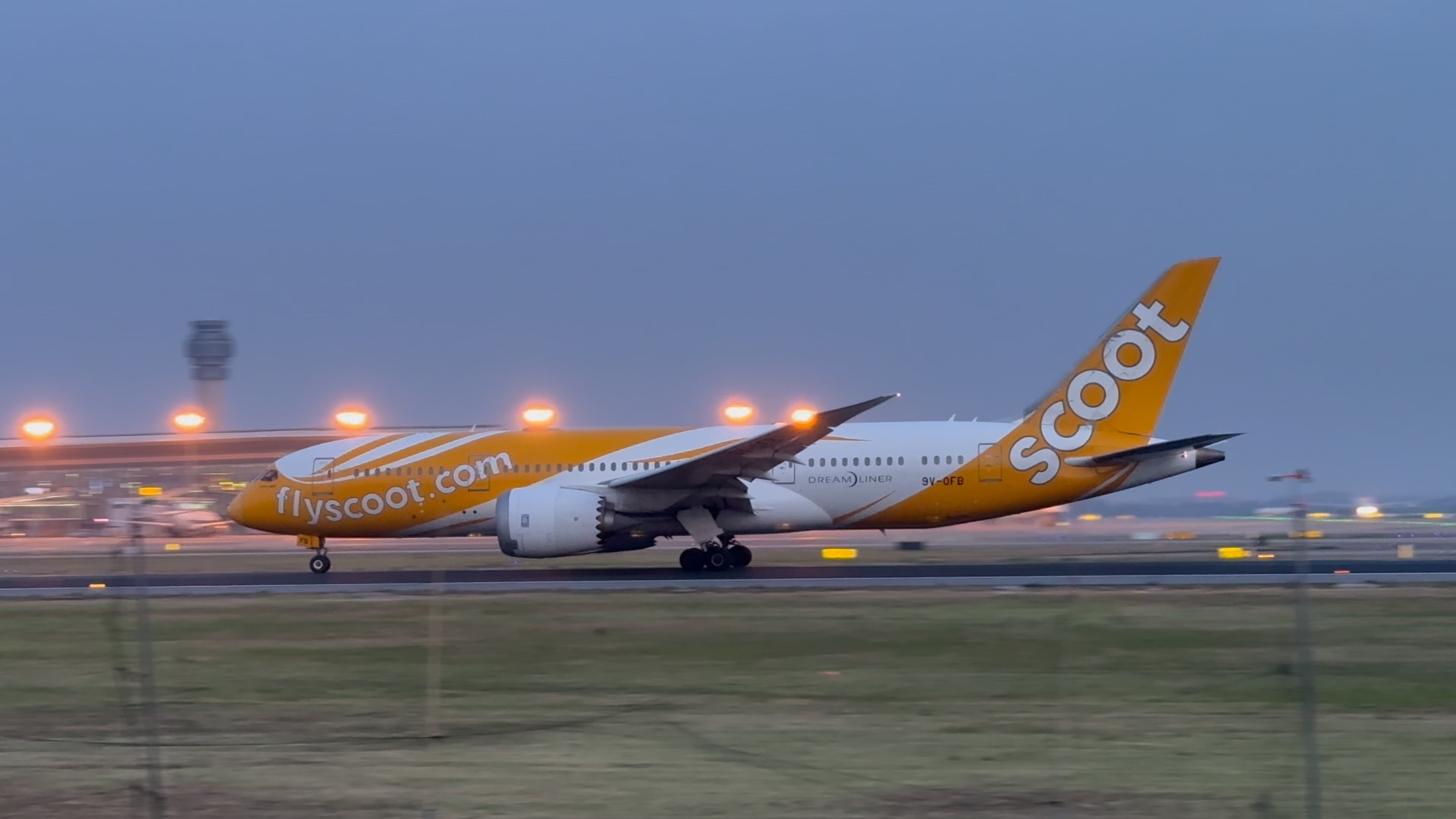 晚间南京禄口机场起飞的新加坡酷航波音b787-8东航飞悉尼空客a330-200