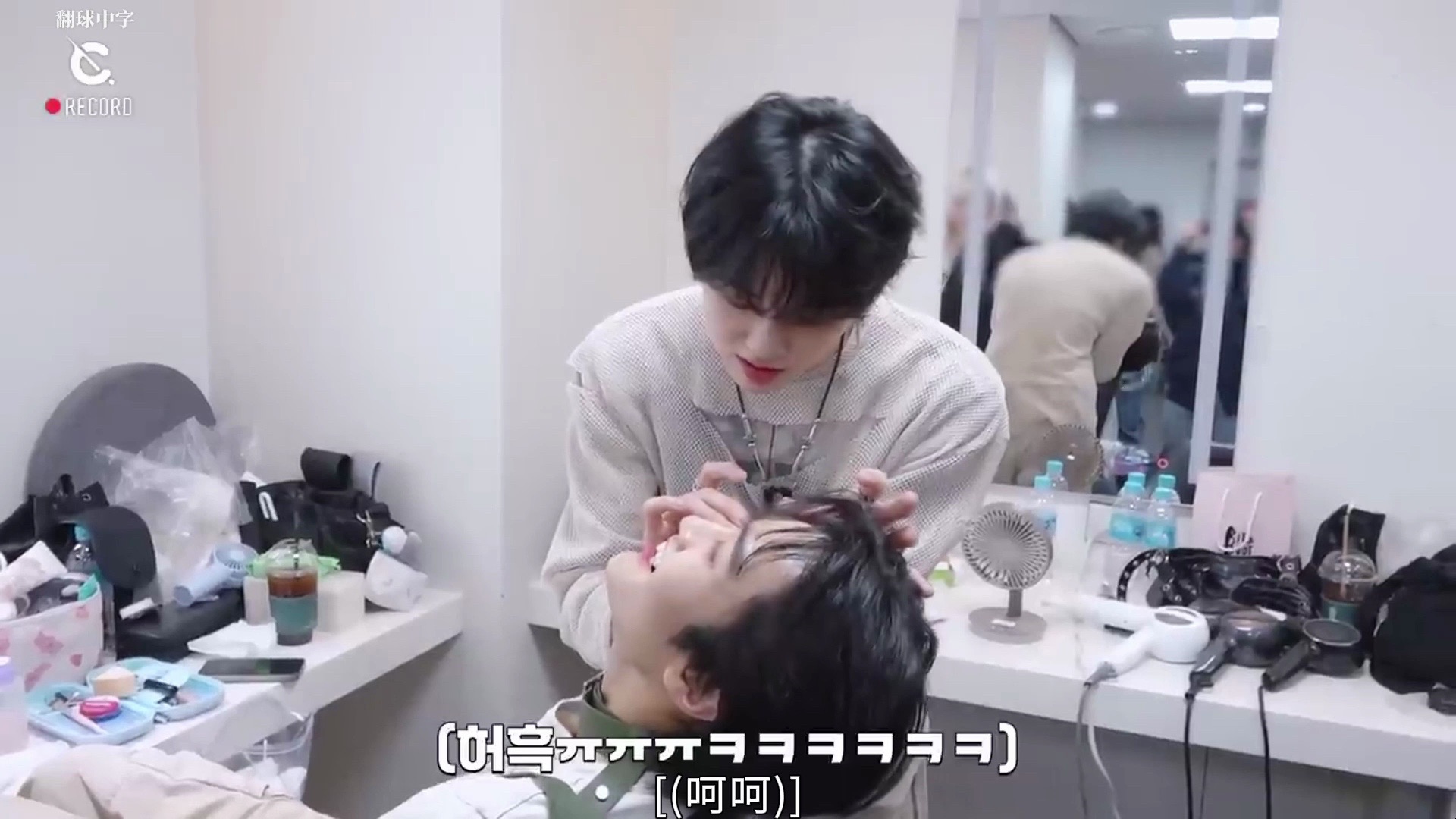 【翻球中字】金太榮演我第一次带美瞳哈哈哈哈哈