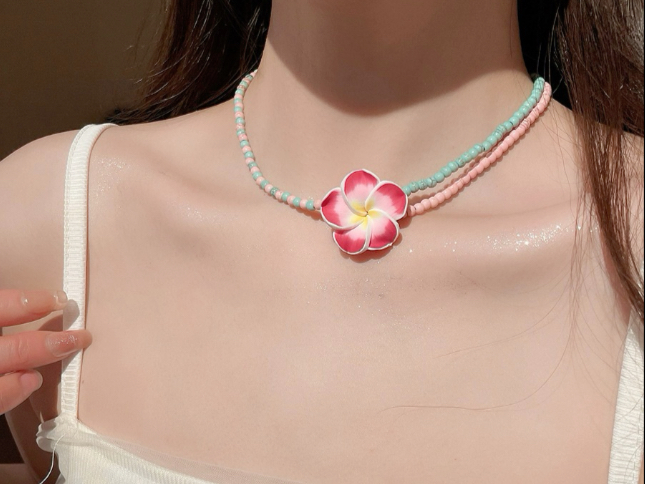 浪漫度假风仿真鸡蛋花项链,戴在颈间,尽显风情,出行浪漫氛围感拉满